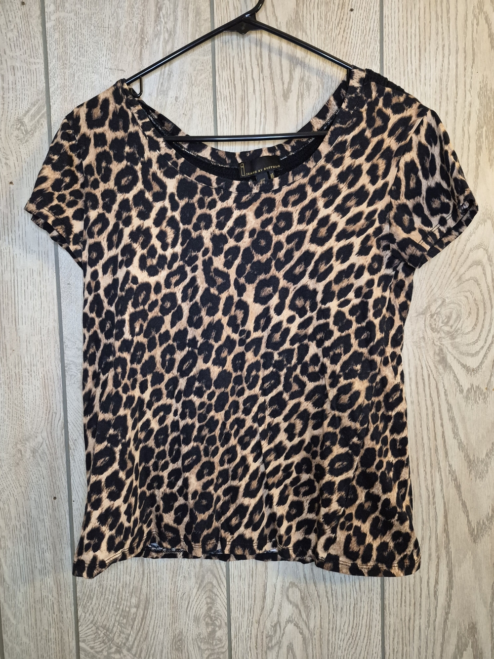 i jeans by Buffalo Leopard Print Short Sleeve Tee in Black and Tan